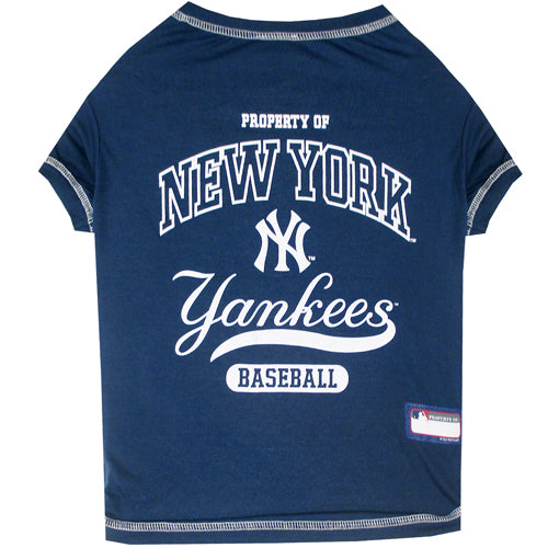 Red best sale yankees shirt